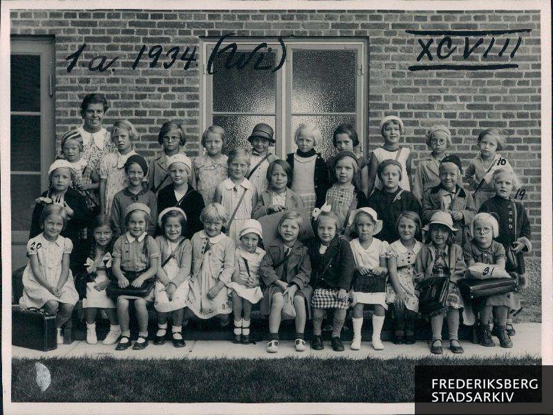 Søndermarkskolen. 1.a.1934 ( Wi)
Nederste række fra venstre: Kirsten Nielsen, Alice Sørensen, Henny Frederiksen, Inge Wagner, Anny Engstrøm, Grethe Jespersen, Inge Elisabeth Jensen, Dagmar Thrane, Rith Kjeldmann, Grethe Petersen, Lise Sadolin, Alice Clausen
Mellemste rk.: Karen Olsen, Ulla Nielsen, Else Wichmann, Birthe Jensen, Birgit Andersen, Ragna Uhrbrandt, Inger-Lise Olsen, Ulla Holst, Tove Frej?
Øverste rk.: Esther Meyerhoff, læreren, Lilly Møller, Lis Alrik, Britta Jensen, Tove Andreasen, Lis Hansen, Helga Alde?, Gurli Larsen, Lilian Hertz
Fraværende: Inga Pedersen