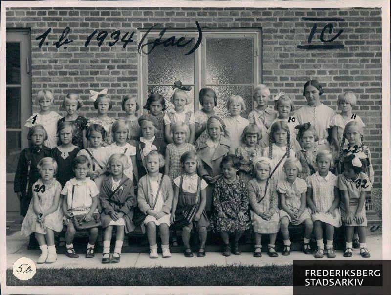 Søndermarkskolen. 1.b. 1934 (Jac)
Nederste række fra venstre: Grethe Pechüle, Tove Frederiksen, Lise Wermund, Lise Broberg Dyhr, Alice Edel Andersen, Jytte Olsen, Kirsten Nielsen, Edith Jensen, Birgit Kjeldshahn, Annelise Vera Hansen 
Mellemste rk.: Jytte Olsson, Lis Aneth Knigge, Birthe Nielsen, Kirsten Veilgaard, Else Engelbrecht Petersen, Inger-Lise Nordfalk, Winni Berit Løvstrøm, Lilian Hoffmann Olsen, Inge Algreen Møller, Birthe Jürgensen, Inger Holt Haahr
Øverste rk.: Inger Lis Petersen, Agnete Jacobsen, Tove Margr. Nielsen, Helen Tove Jensen, Inger Agnete Mogensen, Ingrid Bitten Hald, Aase Vind Gryther, Ruth Hansen, Erna Falkenberg Sørensen, Ragna Strandgaard, læreren, Dorit Olsen
Fraværende: Inger Frederiksen, Karen Margr. Petersen, Aase Jensen