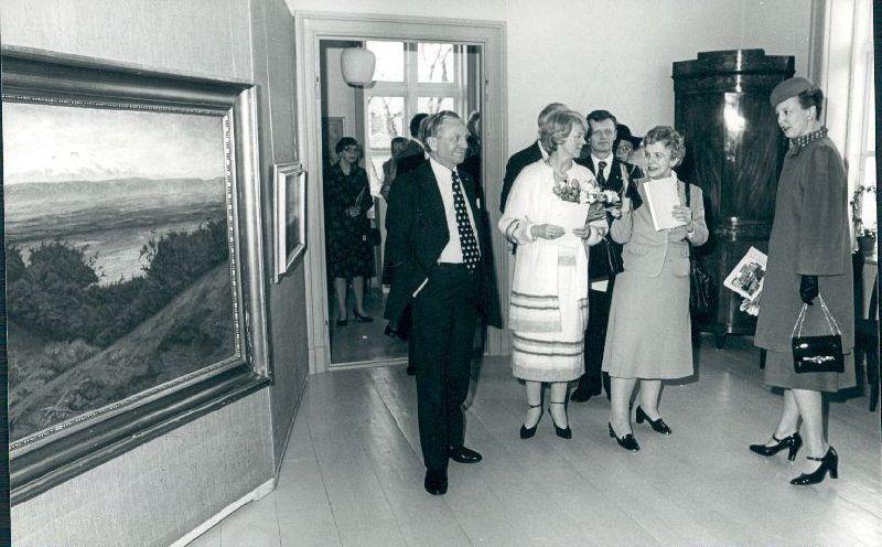 Islands præsident Vigdis Finnbogadottir og dronning Margrethe besøger Møstings Hus ledet bl.a. af borgmester John Winther og viceborgmester Chr. Lauritz-Jensen