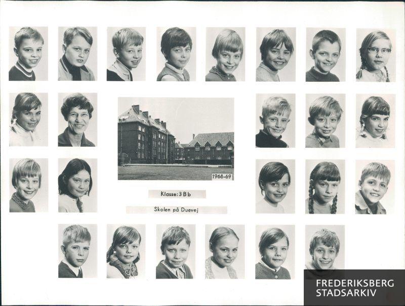 Klassebillede med 3. Bb, årgang 1968-69 på Skolen på Duevej. I midten ses skolebygningerne