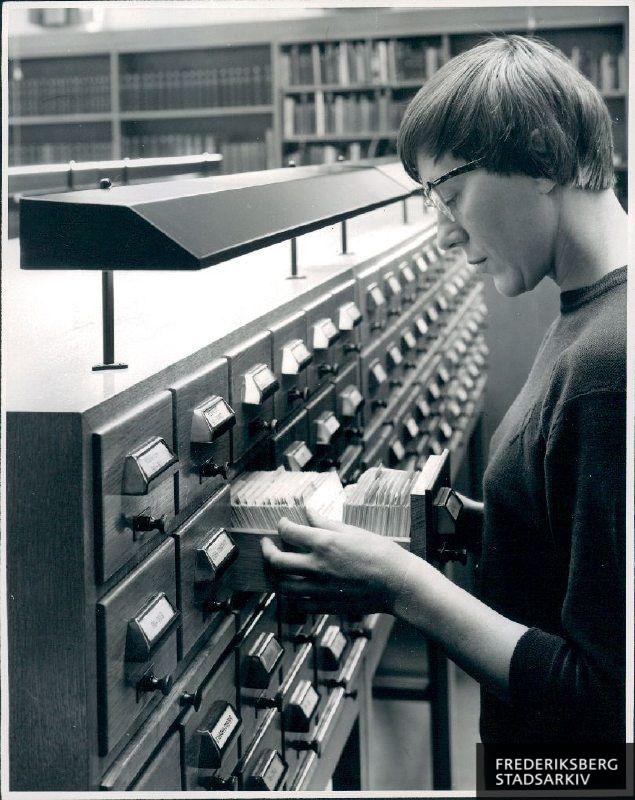 Hovedbiblioteket på Frederiksberg. Læsesalen med  katoteksmøbel og belysning