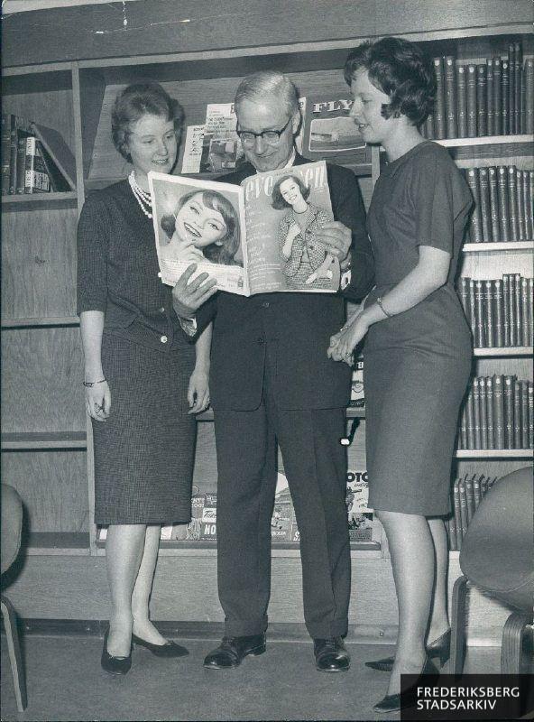 Ungdomsbiblioteksets åbning den 1. februar 1962. Det er indrettet i en adskilt del af børnelæsesalen. Fra venstre er det bibliotekar Anette Eilschou-Holm, stadsbibliotekar J. Lehm Laursen og bibliotekar Mette Hagen/ Mette Winge
