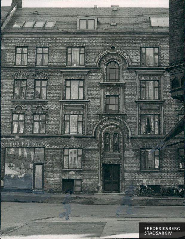 Husfacade set fra Mathildevejs udmunding i Frederiksvej