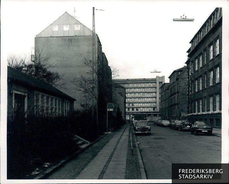 Fuglevangsvej set mod Landbohøjskolen, der ligger på Bülowsvej 21-23. Til venstre ses Fuglevangsvej 8, som er Frederiksberg Kommunes Fritidshjem