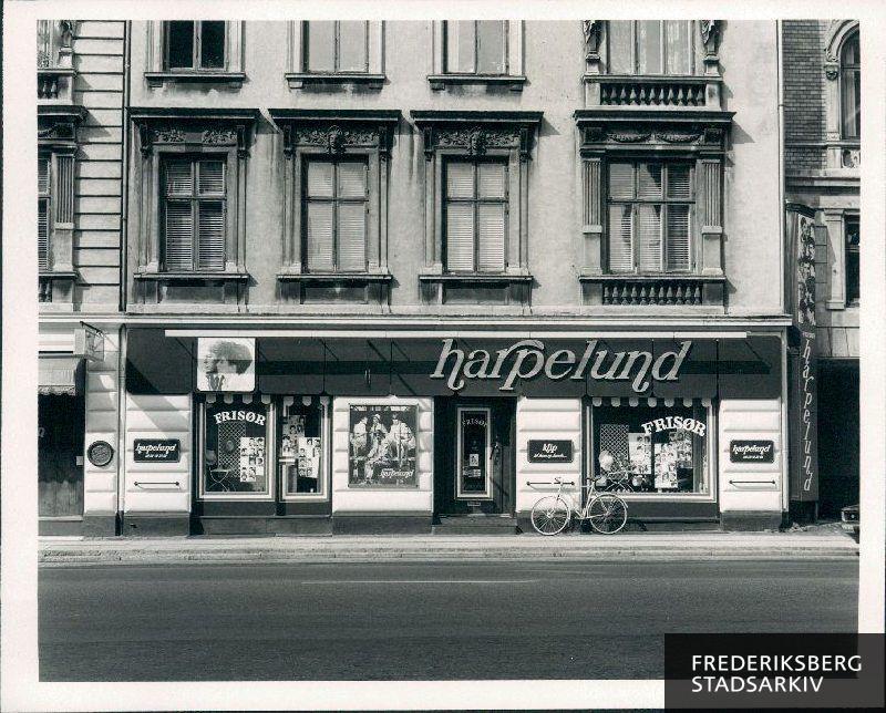 Butiksfacade med frisørforretningen 'Harpelund', Gammel Kongevej 142
