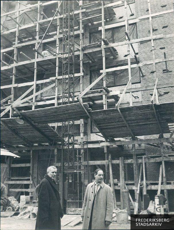 Arkitekt Jørgen Maahr og tømrermester Poul Jeppesen deltager i rejsegildet på en ny moderne 6-etagers bygning