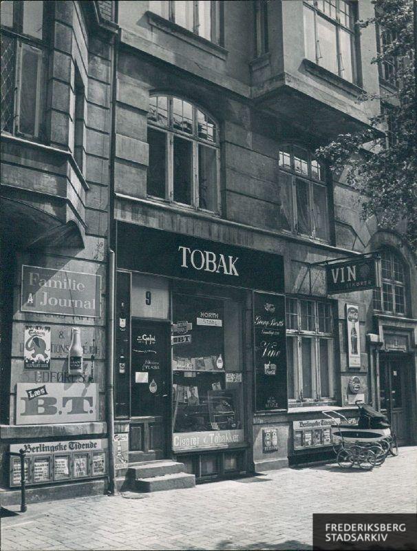 Butiksfacade til tobaksforretning i Henrik Ibsens Vej 9