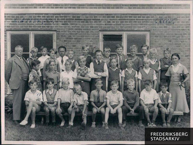 Søndermarkskolen. 6.A. 1934 ( Ks )
Nederste række fra venstre: Ove Verdich,Helmer Christiansen, olaf Møller, Poul Brøgger Jensen, Helge Jensen, Jørgen Hansen, Harry Møller, Knud Skjelmose, Han-Erik Birch-Sørensen
Mellemste rk.: Helge Carlsen, Ove Frederiksen, Carl Bøgeskov Jensen, Erik Jensen, Henrik Nielsen ,Finn Christensen, Gunnar Petersen
Øverste rk.: Svend Erik Andersen, Otto Holm Hansen, Arne Engstrøm, Mogens Nissen, Ove Gerner Knudsen, Jørn Melgaard, Leo Frederiksen, William Helstrøm, Robert Petersen, Bengh Schiöth
Fraværende: Kaj Borup