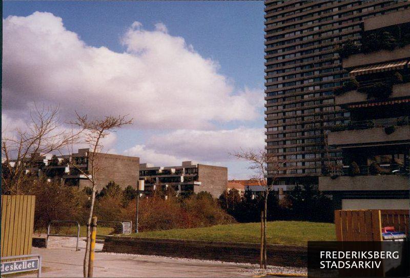 Udsigt fra Lindeskellet mod terrassehusene ved Domus Vista. Forrest til venstre ses et udsnit af ejendommen Johannes V. Jensens allé 54-58. I forgrunden til højre ses altaner til ejendommen Betty Nansens Allé 21-29, bagved Domus Vista