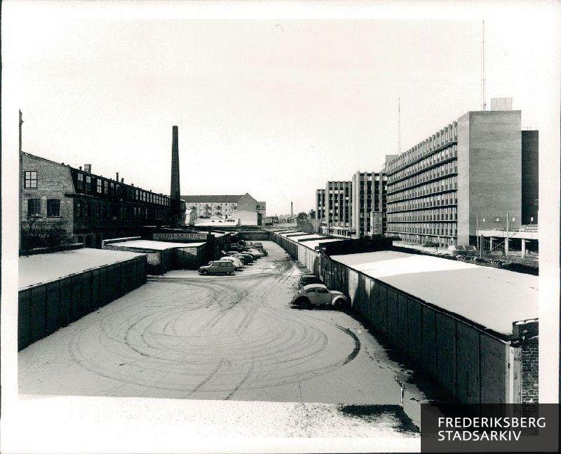 Garageanlægget ved Nordre Fasanvej 25. Til venstre ses fabriksbygningen på Finsensvej 6 E. Til Højre er Teknisk Skole og Handelshøjskolen på Fabrikvej