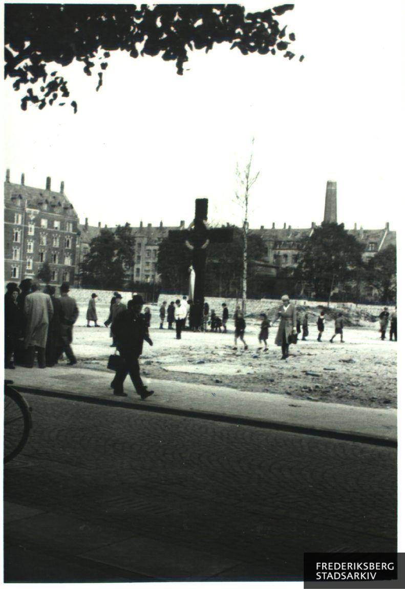 Mindekorset på grunden, hvor Den franske Skole lå indtil bombardementet i marts 1945