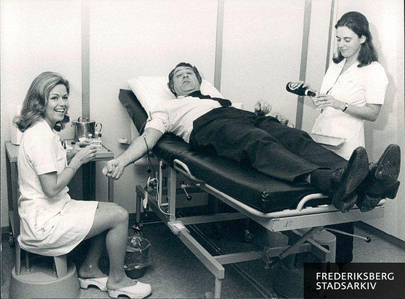 Bloddonor Preben Flemming Hansen på briksen i blodbanken på Frederiksberg Hospital