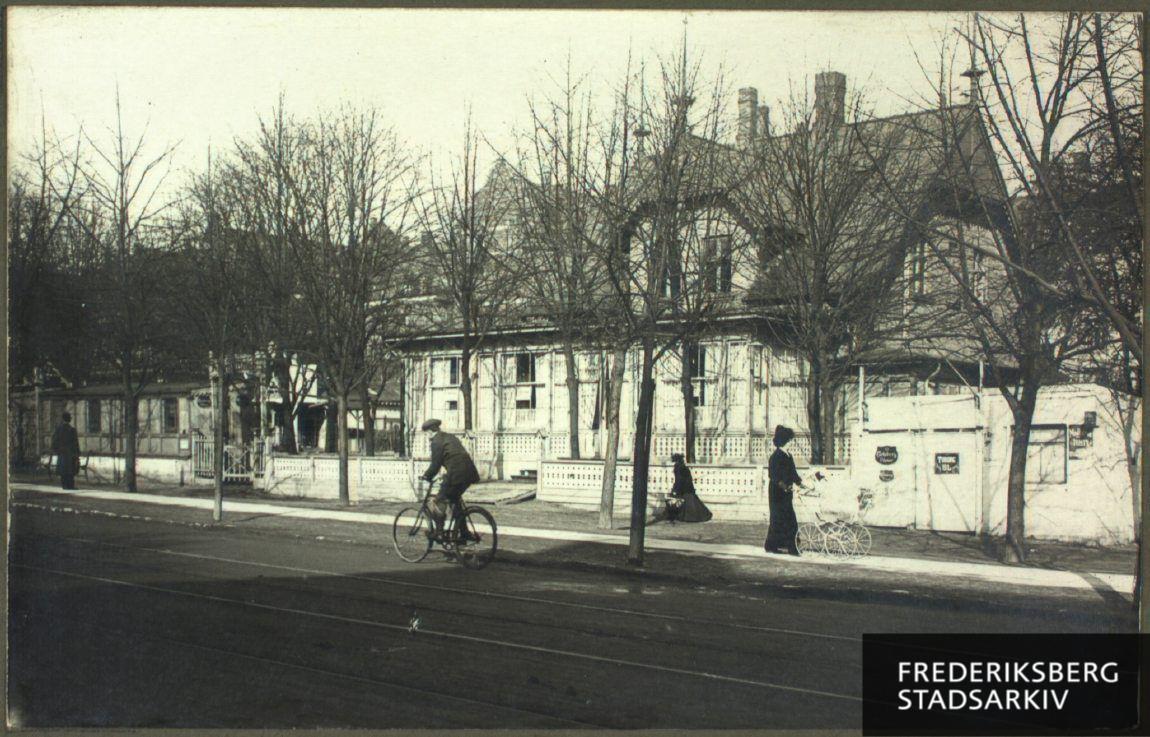 Alléenbergs restaurant, set fra alléen