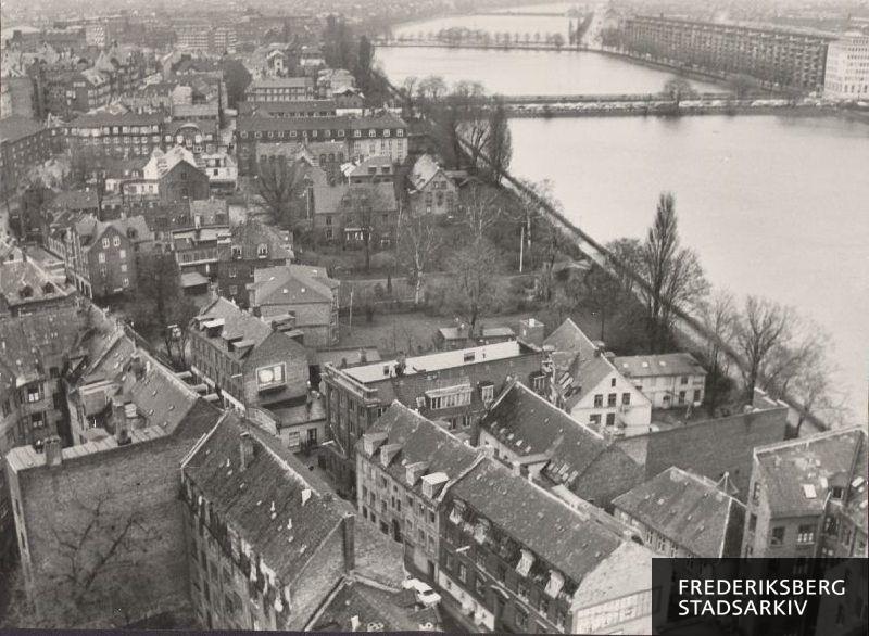 Den sydlige del af Vodroffsvejområdet og søfronten set fra Gammel Kongevej. I forgrunden ses Vodroffsvej 4-6, firmaet Arbo-Bührs ejendomme. I midten ses Vodroffsvej 8 og 10. Senere nedrevet, senest efteråret 1986