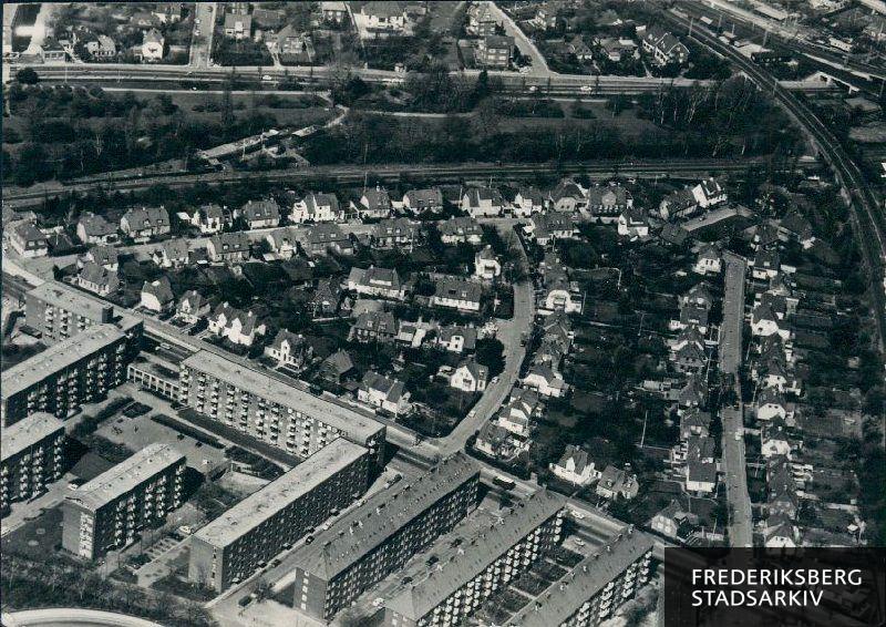 Området ved 'Haveby', opført 1915 af Frederiksberg Kummunale funktionærers boligforening. Man ser ligeledes området ved 'Buen' og 'Ved Grænsen'. I forgrunden ses boligblokkene ved Finsensvej og Nis Lorenzens Vej. I baggrunden er Grøndals Parkvej