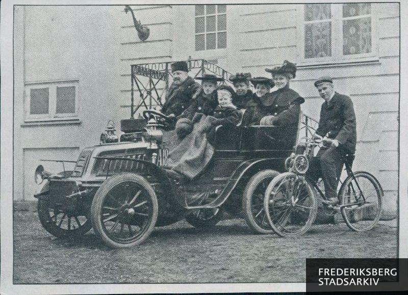 Familien Bagge i deres bil foran huset Ny Bakkegård, som de købte i 1902