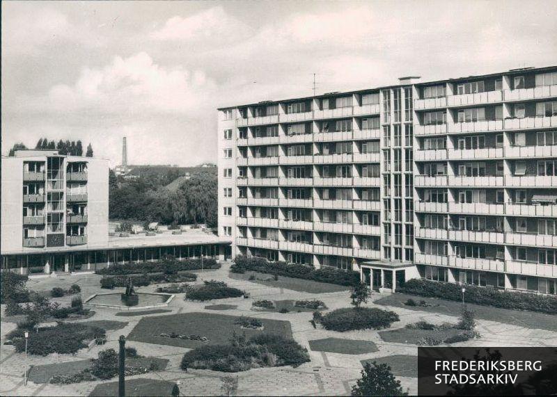 Frederiksgården, der blev opført som den første i rækken af kollektivhuse af 'Foreningen til Fremskaffelse af Boliger for Ældre og Enlige' i 1959