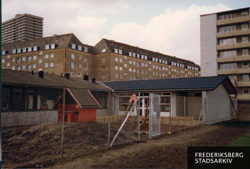 Red Barnets vuggestue og børnehave. I baggrunden ses Domus Vista