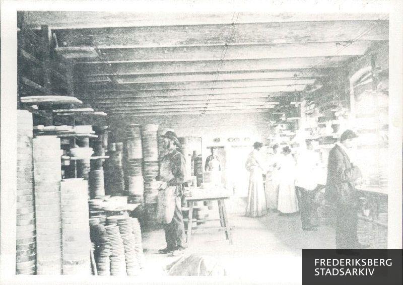 Den Kongelige Porcelainsfabrik A/S. Interiør med udtagning af porcelæn fra ovne