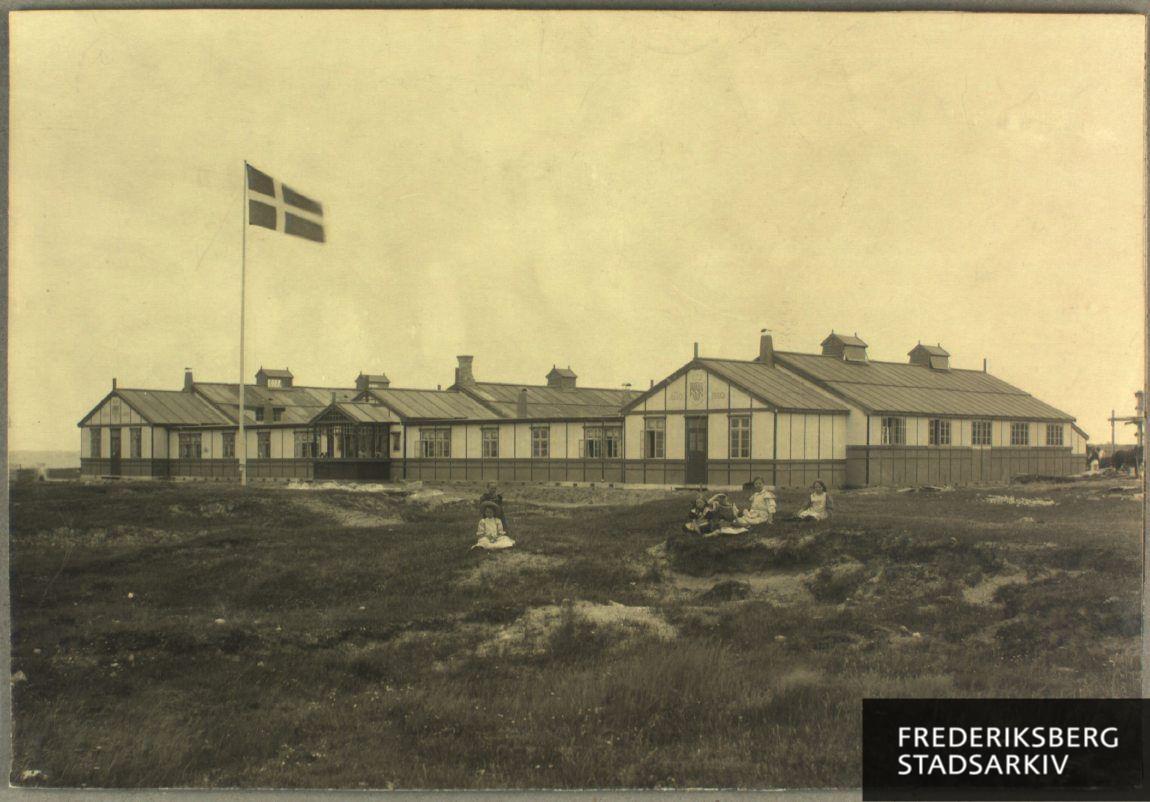 En flok piger foran kolonien ved Høve Strand (Sejerø Bugt), set fra vest
