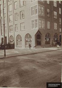 Hjørnehusbebyggelsen Nyelandsvej 53-63 er opført 1913-1915 af arkitekt Viggo A. Thalbitzer (1869-1926)