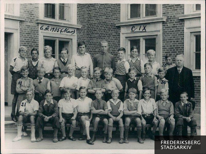 Søndervangskolen. 6. A. 1935 . Hr. C. Marke
Nederste række fra venstre: Tage Haëke, Kay Hansen, Benny Nielsen, Arne Sørensen, Frede Nilsson, Preben Juel Jørgsensen, Poul Henning Petersen, Karl Johan Blessing, Jørgen Dinesen, Erling Hansen
Midterste rk: John Andersen, Sven Aage Bjørnsted, Henrik Maugaard, Niels Rasmussen, Kay Petersen, Svend Aage Petersen, Poul Erik Svejdal, Willy Westermann, Kjeld Rützow, Leif Christiansen, læreren
Øverste rk.: Tage Hansen, Robert Maugaard, Mogens Krabbe, Finn Jensen, Carl Johansen, Kay Møller, Hans Henrik Westh, Erik Petterson, Henning Rasmussen, Kjeld Sørensen,
Fraværende: Aage Hansen