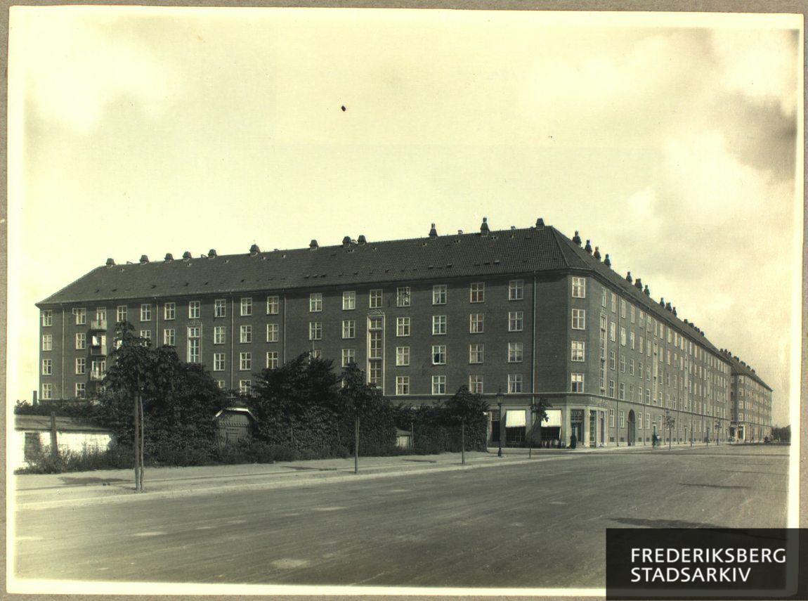 Boligkarré på hjørnet af Finsensvej (54-56; til venstre) og Dalgas Boulevard (115-123; til højre)