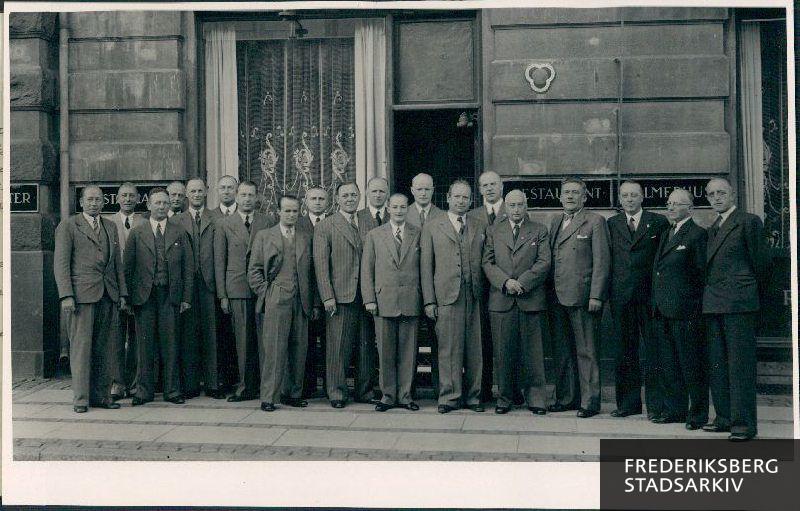 Tidligere elever fra Frederiksberg Borger- og Realskole ved en sammenkomst 3.september 1941 i restaurant Helmerhus på Københavns Rådhusplads 4.
Fra venstre: 
1. Anlægsgartner Severin Fleron
2. Ingeniør Svend Hugo Bech
3. Overassistent i DSB Kai Larsen
4. Sekretariatsarkivar Lean Clausen
5. Socialinspektør Tom Christoffersen
6. Grosserer Christian Peter Friis
7. Direktør, skuespiller Alfred Wilken
8. Malermester Ernst Jensen
9. Prokurist Knud Aage Friis
10. Fabrikant Ove Metzsen
11. Lagerchef Christian Halkjær
12. Konditor Felix Zuschlag
13. Landsretssagfører Ralph Bentsen
14. Ingeniør Benny Edelsten
15. Prokurist Ernst Kirkegaard
16. Porcelænsmaler Alfred Nicolaisen
17. Motormekaniker Aage Nielsen
18. Overtjener Anker Balle
19. Grosserer Fritz Banners Jansen
20. Barbermester Adam Gregersen