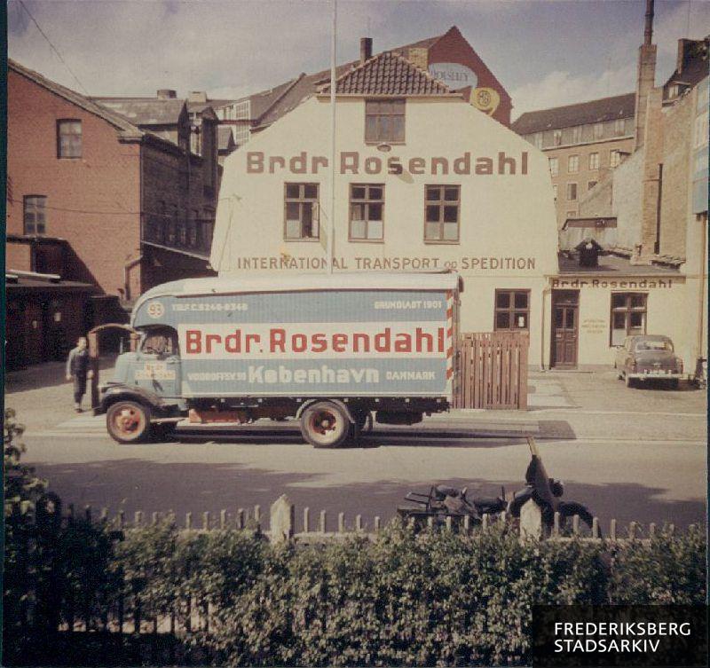 Flyttevogn foran Brdr. Rosendahls firma, der blev solgt i 1961