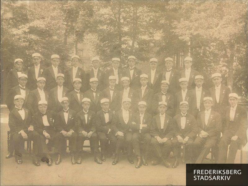 Gruppebillede med studenter fra Svanholms Gymnasium. Bagerste række fra venstre: Vagn Sørensen, Mogens Hjerl- Hansen, Christian Madsen, Hugo Kjærsgaard, Oluf Schmidt, Sven Aage Hvid, Edgar Munch Pedersen, Otto Christensen, Erik Myrdahl og Jørgen Hostrup Schibye. I midten fra venstre: Einar Melchiorsen, Albert Caspersen, Jens Peter Larsen, Poul Willumsen, Viktor Schultz, Viktor Gade, Hans Beck, Jørgen Dick, Knud Gottlieb, Svend Neav, Svend Lauritzen og Ole Weinche. Forreste række fra venstre: Søren Markvarsen, Vilhelm Hansen, William Helms, Knud Steffensen, Alf Bach, Helge Beck Bruun, Poul Rungwald, Axel Petri, Henry Petersen, Svend Carlsen og Frederik Fabricius-Bjerre