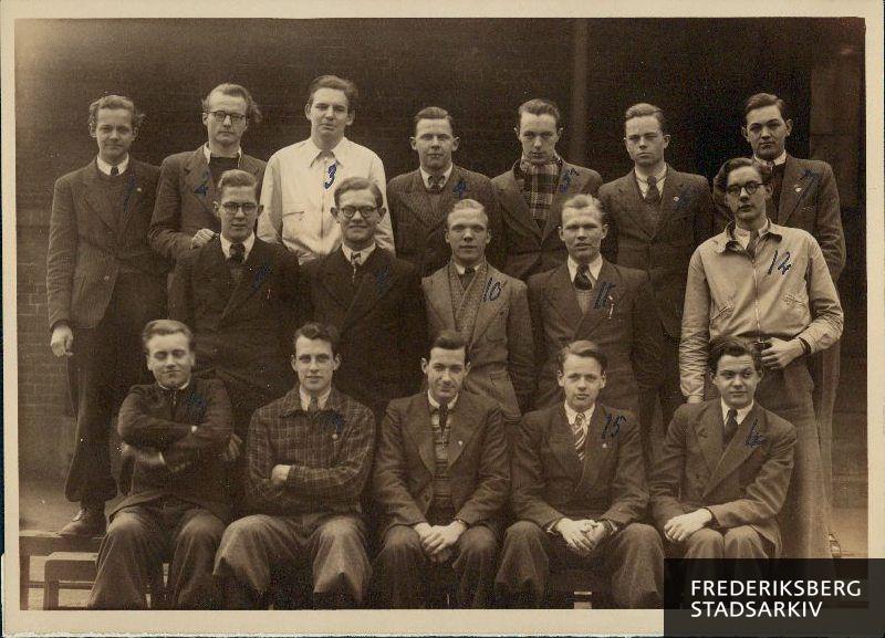 Matematisk-naturvidenskabelige studenter fra Statsgymnasiet Schneekloths Skole. Klasselærer lektor H. Prior. Bagerste række fra venstre: Karl Harpsøe, Arne Skjoldager Nielsen, John Christoffersen, Jørgen Andersen, Henry Fabricius, Alli Thostrup og Jan Christensen. Midterste række fra venstre: Poul Müller, Oscar Kampf, Jørgen Larsen, Ole Birger Sørensen og Poul Sørensen. Forreste række fra venstre: Kaj Brummerstedt, Benny Carlsen, Henning Busch og Jørgen Westphal Møller. C.M. Svend Aage Nielsen