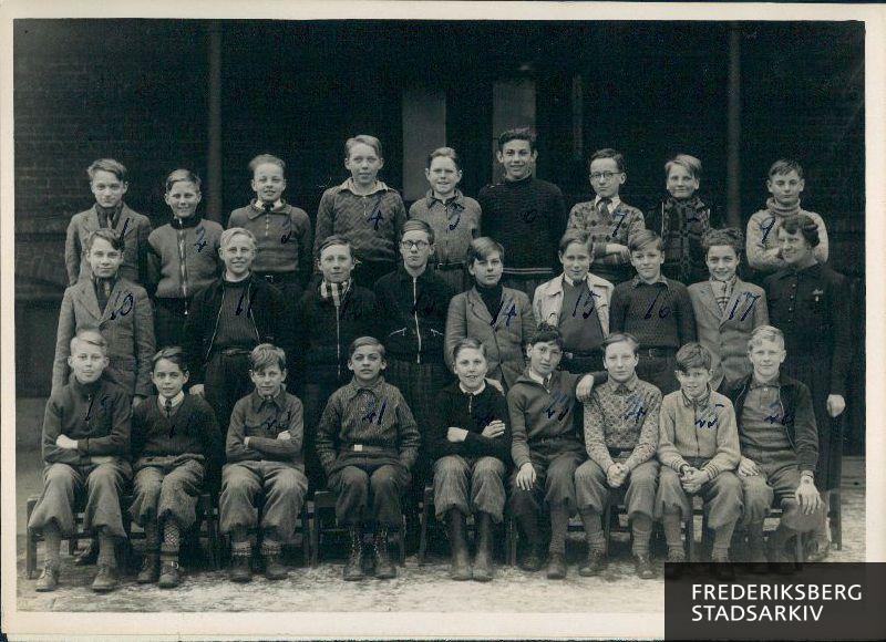 Elever fra 2.M.a. fra Statsgymnasiet Schneekloths Skole. Klasselærer: M. Ilshøj. Bagerst fra venstre: Gunnar Nielsen, Tom Hoffmann Jensen, Knud Jørgensen, Bjørn Hansen, Eigil Møller, Flemming Bredmose, Sven Hagstrøm, Kjeld Carlsen, Holmstein Kristjansson, Flemming Gottschalcksen, Knud Erik Larsen, Aage Hartvig Petersen og Bent Nielsen. Forreste række: Per Baastrup Larsen, Jørgen Lønberg, Claus Manniche, Johannes Svenson, Karsten Høhling, Egon Josias, Jørgen Mogensen, Mogens Ludvigsen og Lars Nørgaard. Fraværende: Svenn Larsen og Svend Holger Pedersen