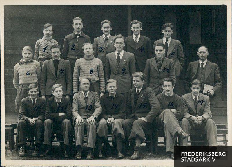 Elever fra realklassen på Statsgymnasiet Schneekloths Skole i 1940-1941. Øverst fra venstre: Mogens Bay, Orla Bressendorff, Kai Krogh Andersen, Svend Georg Hansen og Axel Heim -Hansen. Midterste række fra venstre: Børge Norit, Erik Elmstrøm, Bjørn Thuesen, Ib Ørkild-Hansen og Jørgen Eggert Andersen. Forreste række fra venstre: Jørgen Jensen, erling Nibe, Jørgen la Cour Valentin, John Ulrichsen, Jørgen Schow, Bent Fabricius-Bjerre og Ole Rathsack. Stående i højre side: Lektor Thayssen