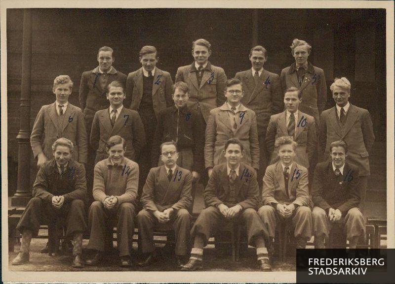 Elever fra 1.G. b. matematisk fra Statsgymnasiet Schneekloths Skole. Klasselærer: Lektor J.P. Reumert. Bagerste række fra venstre: Jens Christian Philipsen, Anker Wang Jensen, Jørgen Hermind, Jørgen Schou Hansen og Jørgen Haugaard Larsen. Midterste række fra venstre: Oskar Heide, Eiler vagn Jensen, Peter Becker, Jørgen Nielsen og Svend Rosendahl Jensen. Forreste række fra venstre: Jørgen Knudsen, Boris Nanning, Ole Suhr, Edgar Jarl Hansen, Johan la Cour Valentin og Ib Lønberg Nielsen. I højre side står: Lektor Reumert