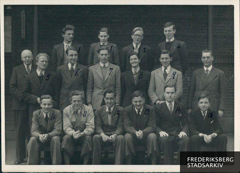 Elever fra 2.G. matematisk fra Statsgymnasiet Schneekloths Skole. Klasselærer: Adjunkt N. H. E. Rue. Bagerste række fra venstre: Ove Brandt, Jørgen friis, Helge Tengnagel og Svend Brandt. I midten fra venstre: Bent Simonsen, Jørgen Bang, Niels Vedel Jensen, Svend Topp og Kaj Verner Slot. Forrest fra venstre: Stig Orth, Børge Alhede, Preben høegh, Peder Mønsted, Nils Erik Jacobsen og Niels Erik Bay. Fraværende: Svend Clausen