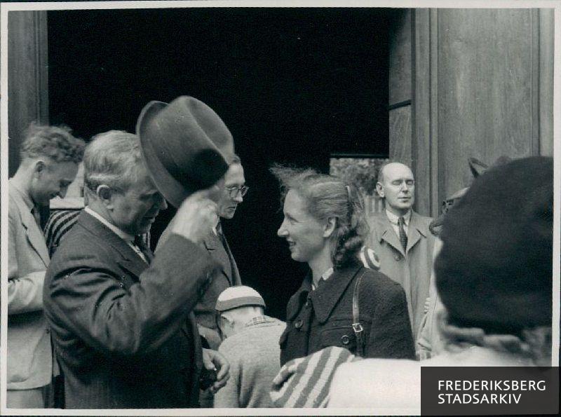 Til venstre i billedet ses den konservative politiker Aksel Møller, som senere (1948-1950) var borgmester på Frederiksberg