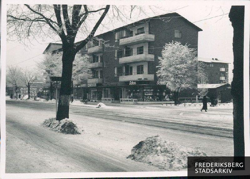 Nye boligblokke på Godthåbsvej 140-142 (til venstre) og Vagtelvej 3-9 (til højre). Opført efter tegninger af arkitekterne Hans Hansen og Alvar Lauritzen. Præmieret af Frederiksberg Kommune 1939/40