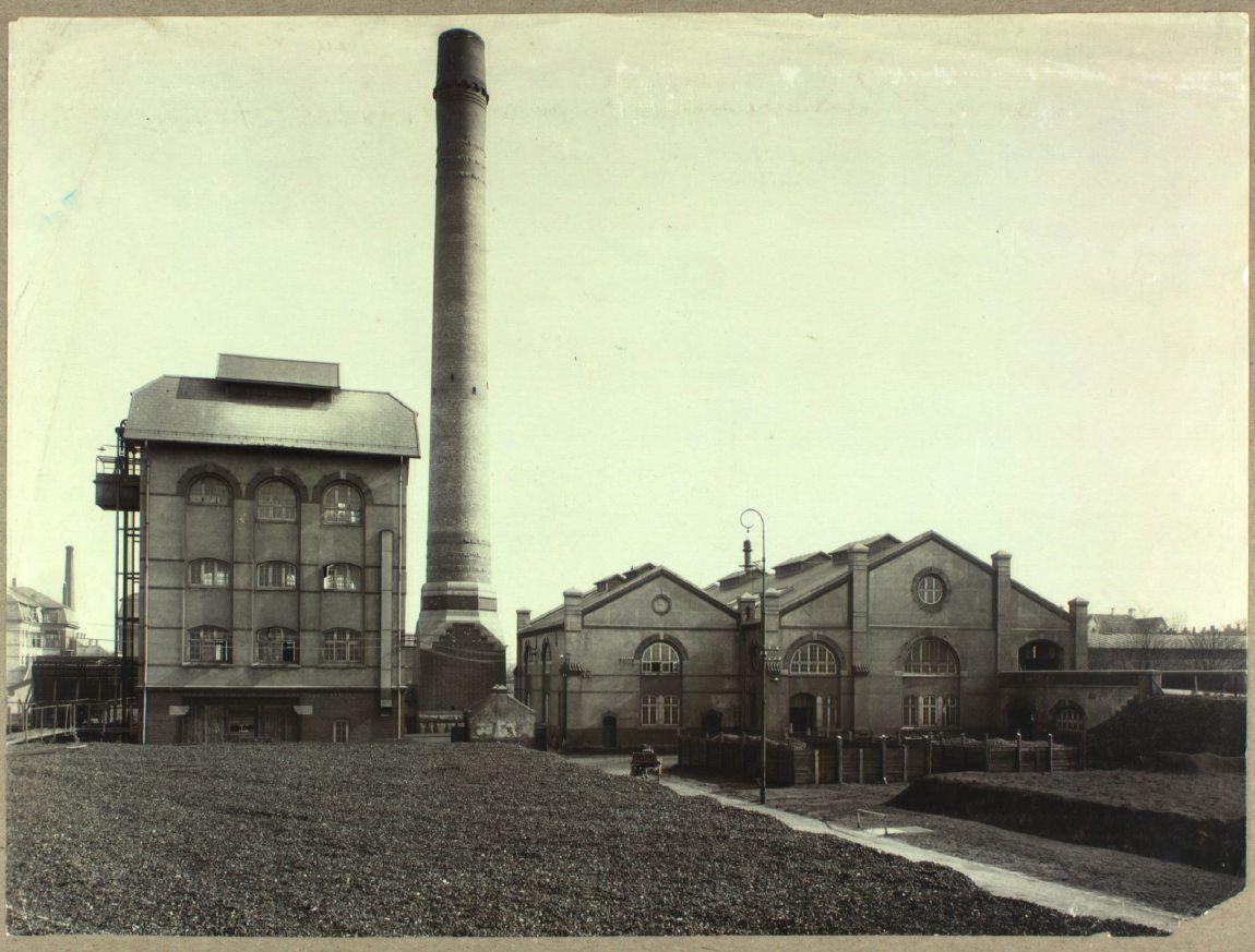 Forbrændingsanstalten og elektricitetsværket. Til venstre knuseværket fra 1904, skorstenen fra 1902 og endelig elværket til højre.