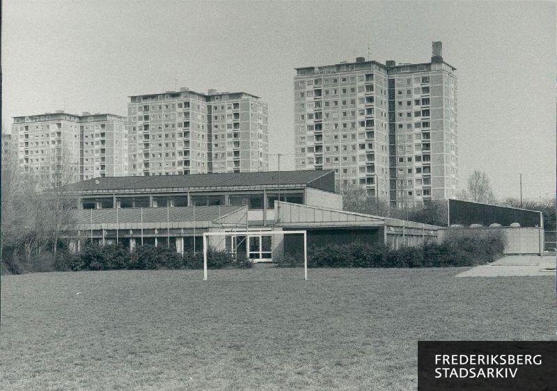 Børnehave på Borgmester Fischers Vej opført for 'Den Selvejende Institution Søndermarken' ved Københavns Almindelige Boligselskabs (KAB's) arkitektkontor. Bag ved ligger punkthusene på Borgmester Fischers Vej
