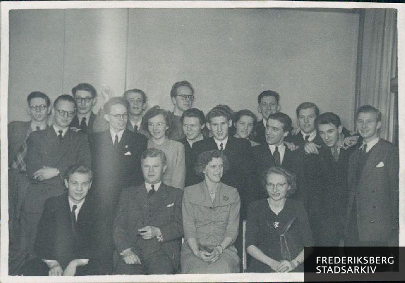 Skolen på Godthåbsvej, gruppebillede af gamle elever( 8. kl.1943), 1949