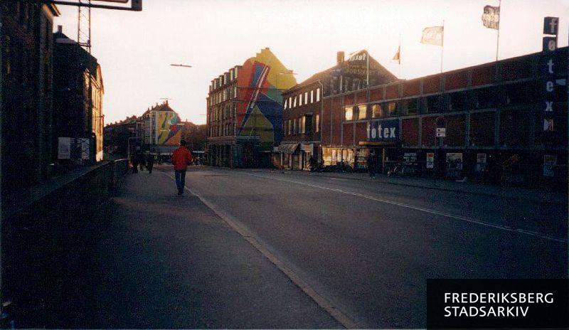 Udsigt fra højbroen over S-togsbanen ved Solbjerg Station,
set mod krydset ved Finsensvej og Howitzvej, I højre side er Føtex