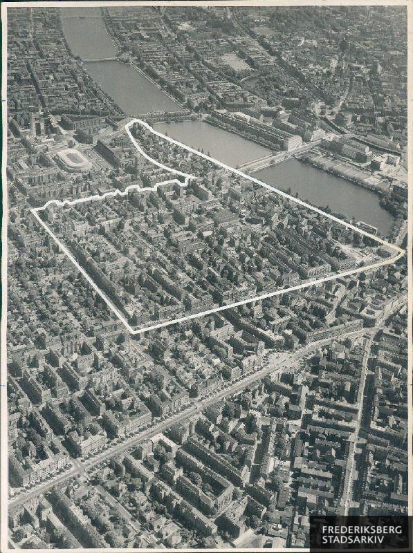 Luftfoto af det østlige Frederiksberg med et område syd og øst for Forum indrammet. Skråt nede fra venstre hjørne ses Frederiksberg Alle