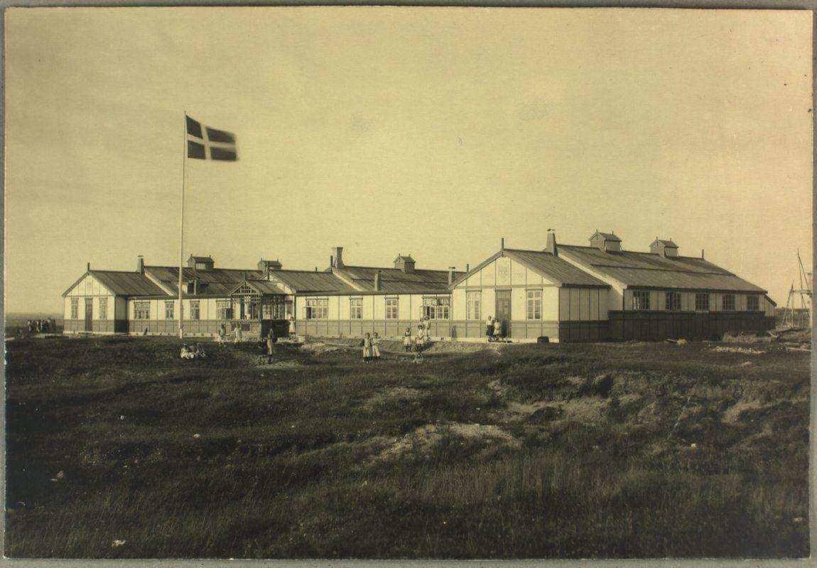 En flok piger foran kolonien ved Høve Strand (Sejerø Bugt), set fra vest