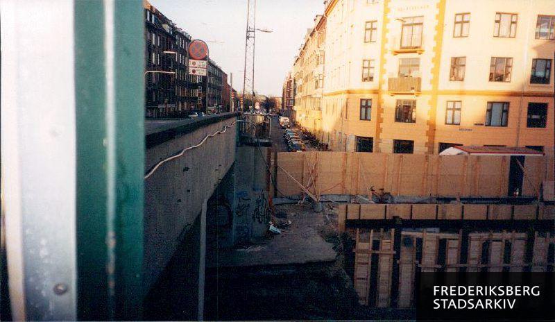 Baneterrænet ved den tidligere Solbjerg S-togstation er under forandring, da man forbereder den nye Fasanvej Metro-station, der åbner i 2003