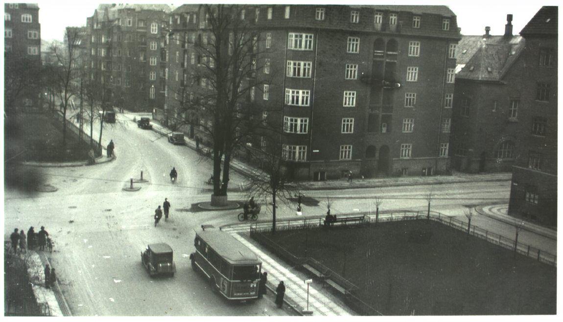 Den første bus passerer Danas Plads