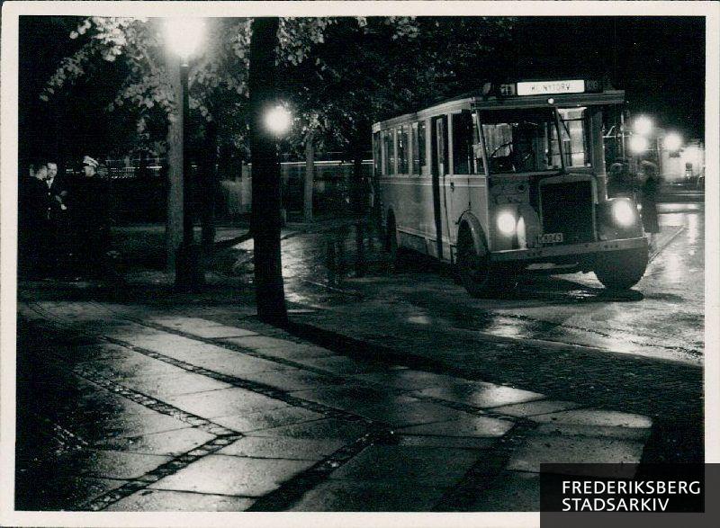 Holdende bus, linje 28 til Kongens Nytorv, ved Frederiksberg Runddel