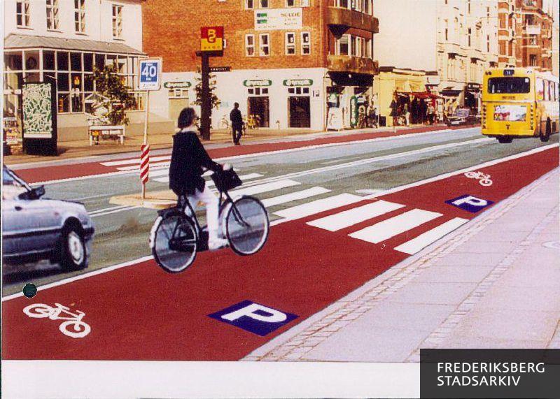 Ny cykelsti på Gammel markeret med rød belægning og desuden ses bus, bil, cyklist og gående. Det er sandsynligvis en grafisk bearbejdet skitse til projekteringen - kbhbilleder.dk