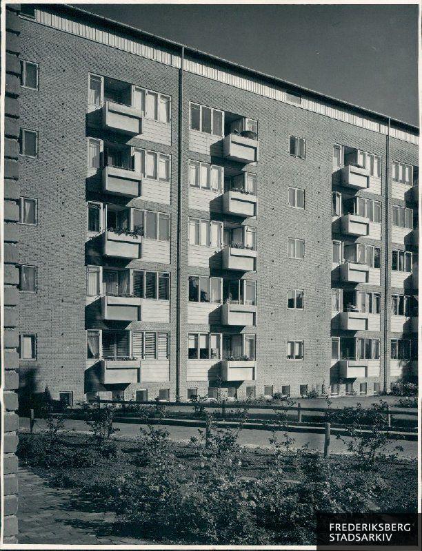 Folkepensionistboligerne 'Finsens Have' på Finsensvej 127-145, Nis Lorenzens Vej 1-11 og Sønderjyllands Allé 18 . Byggeriet er opført i1964 ved KAB's arkitektafdeling og præmieret af Frederiksberg Kommune samme år