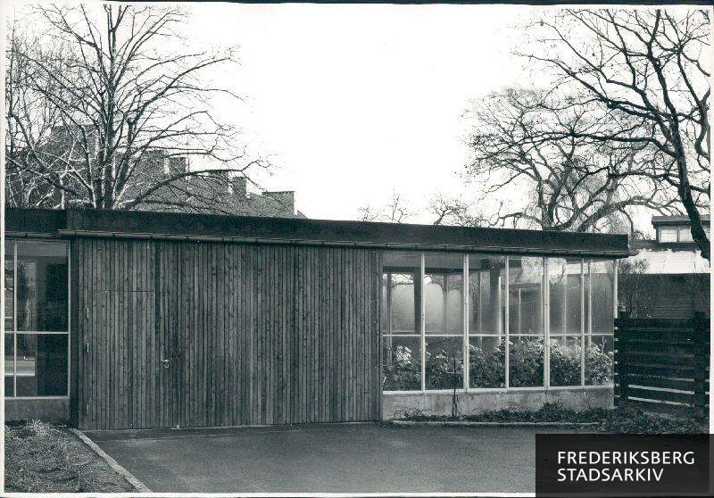 Glaspavillon med fladt tag og grønne planter. Muligvis i tilknytning til en større bygning på Frederiksberg Hospital