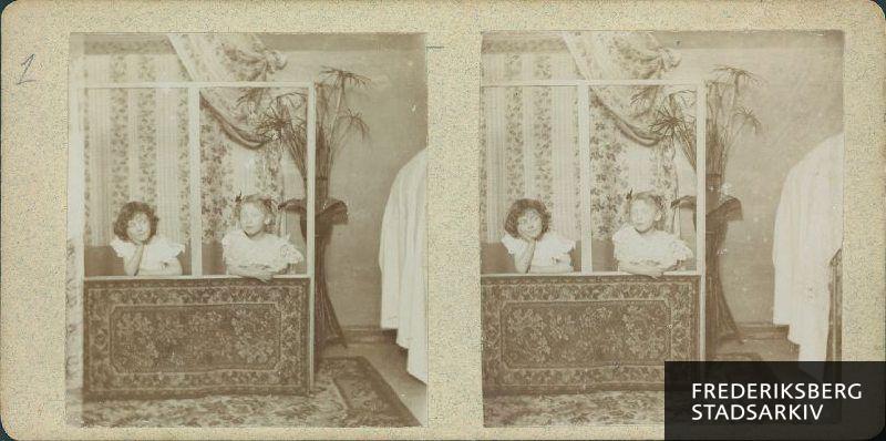 Kastanievej 17, to af Rafaels engle i stuen. Tv. Elise og th. Tertia Høpfner, ca. 1903.